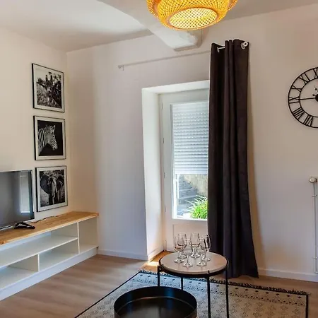Duplex Contemporain Dans Maison Du Xviieme Siecle Fougeres Exterior photo